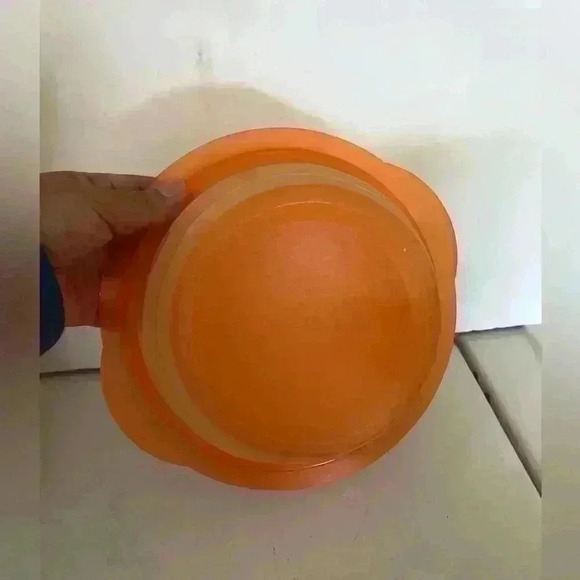 VTG TUPPERWARE ORANGE 4 CUP FLAT OUT COLLAPSIBLE BOWL WITH LID - Picture 2 of 3